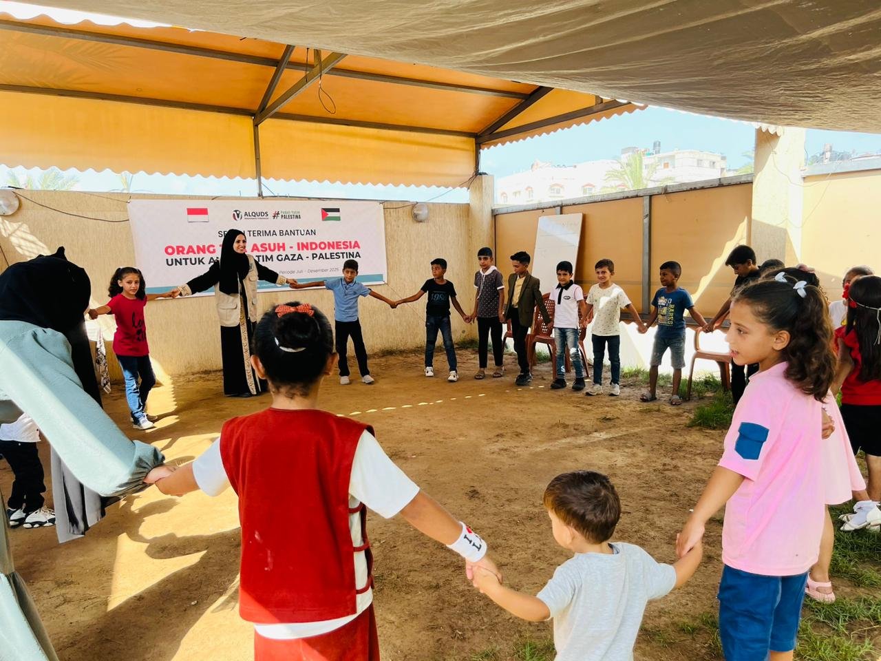 Anak yatim Palestina dalam kegiatan belajar
